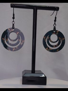 Bee Pattern Triple-Hoop Drop Earrings – Green
